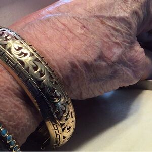 MING’S Hawaiian Heritage Bangle Bracelet. 14k, 28.75gm.